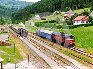 Nostalgie na železničním parním a dieselovém vlaku.