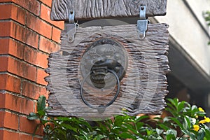 Nostalgic wood and lion head-shaped door knocker