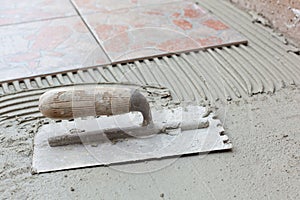 Notched spatula for applying adhesive for tile