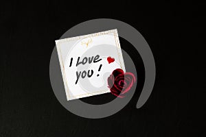 Note `i love you!` with a heart and a rose