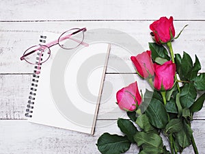 Note pad pink with eyeglases and roses.