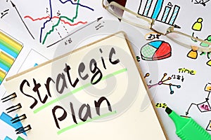 Notepad with sign strategic plan.