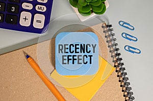 Notepad with the text Recency effect and the graph on desk