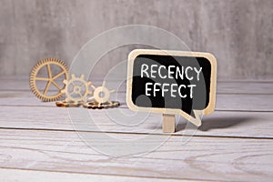 Notepad with the text Recency effect and the graph on desk.