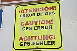 Notice of an error in the maps provided by GPS maps. Sign in German, English and Spanish