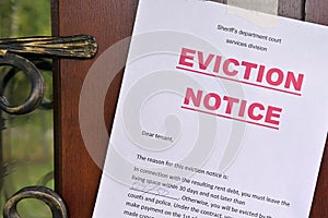 The notice of eviction of tenants hangs on the door of the house