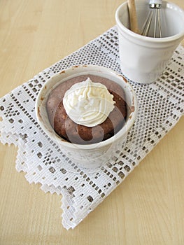 Nougat mug cake with sugar cream topping