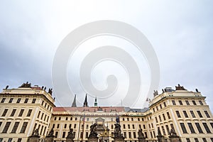 Nuevos palacio o nuevo real palacio en Praga castillo para ver su principal puerta 
