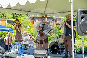 Nu Klezmer Army, musical group feeling the music