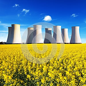 Jaderná elektrárna a pole řepky