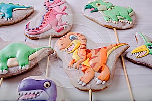 Number of gingerbreads in shape of dinosaurs colored with different glaze