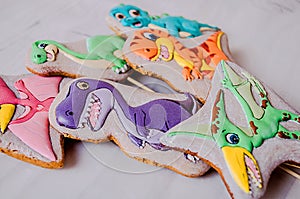 Number of gingerbreads in shape of dinosaurs colored with different glaze