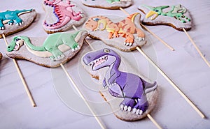 Number of gingerbreads in shape of dinosaurs colored with different glaze