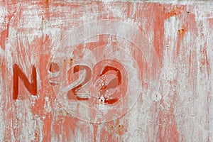 Número 22 rociado sobre el muro sobre el a gris óxido textura 