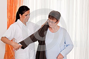 Zdravotná sestra v starý starostlivosť staršie v ošetrovateľstvo 
