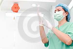 Nurse assistant surgeon in operating room Wear gloves and a mask and a apron.