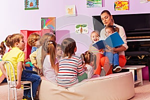 Zdravotní sestra v mateřská škola číst kniha na třída 