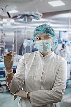 A nurse prepares an injection in the operating room. Surgeon in operating theatre