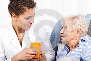 Enfermero cuidado de más viejo una mujer 