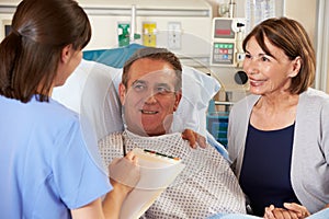 Nurse Talking To Couple On Ward