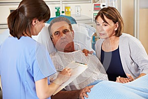 Nurse Talking To Couple On Ward