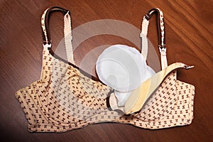 Nursing bra for mothers. moms bra with new disposable breast pad. Prevents the flow of milk on the clothes, it is