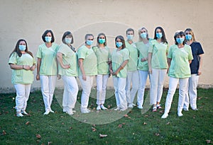 Assistenza infermieristica una donna un gruppo comune ritratto. alto 