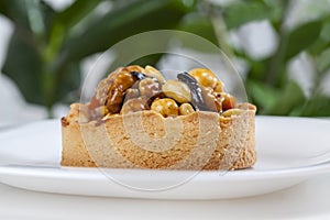 nut tartlet covered with a layer of liquid caramel