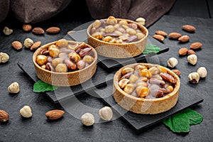 Nut tartlet with hazelnuts, almonds and caramel