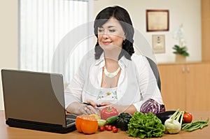 Nutritionist in front of monitor