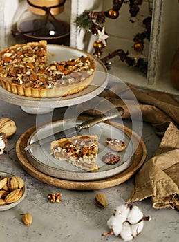 Nutty tart cake with almonds