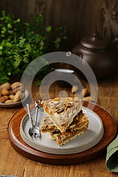 Nutty tart cake with almonds