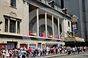 NYC: People Online to Buy Tickets to Pippin