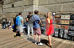 NYC: Tourists on the Brooklyn Bridge