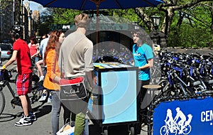 NYC: Tourists Renting Bicycle