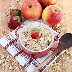 Oatmeal with apples and strawberries