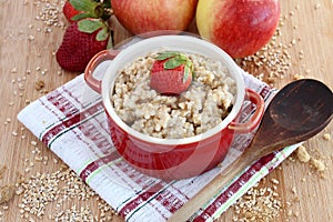 Oatmeal with apples and strawberries