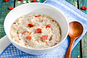 Oatmeal with berries goji