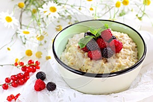 Oatmeal with berries and mint