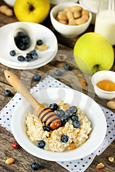 Oatmeal with blueberries, peanuts, honey