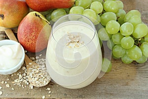 Oatmeal breakfast smoothie with grapes, pear and yogurt