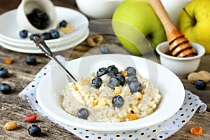 Oatmeal with fresh berries