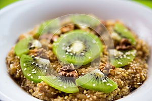 Oatmeal with kiwi