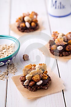 Oatmeal and nuts cookies with cocoa-banana cream