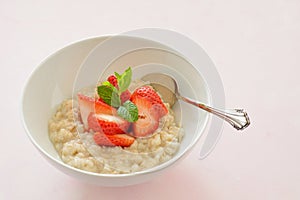 Oatmeal with organic strawberries