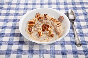 Oatmeal with Pecans and Cinnamon