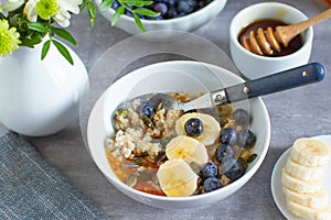 Oatmeal porridge with bananas, blueberries and honey
