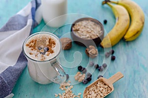 Oatmeal porridge with blueberries and almonds
