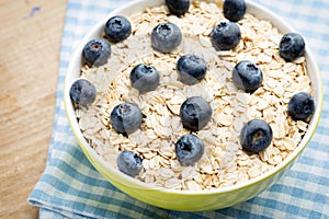 Oatmeal porridge with blueberries. healthy breakfast.