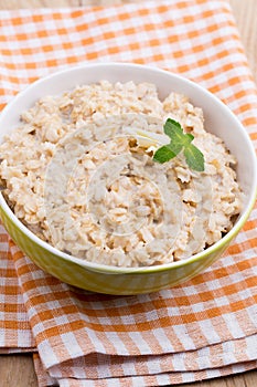 Oatmeal porridge with blueberries. healthy breakfast.